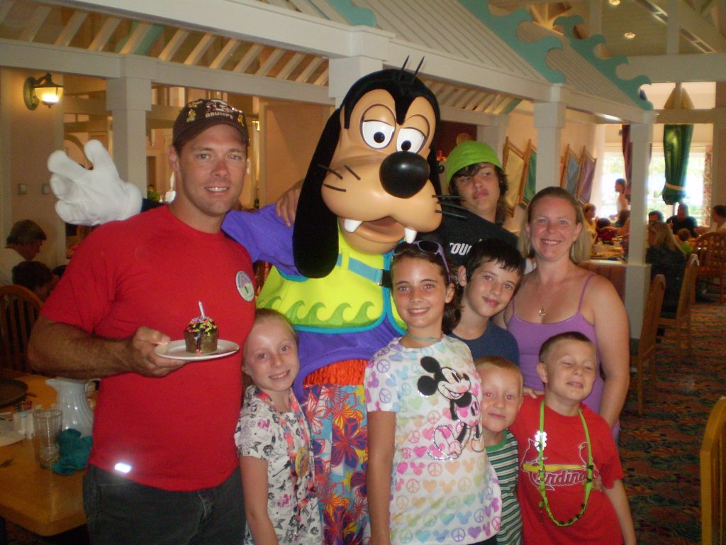 Family with Goofy at a restaurant in Disney World